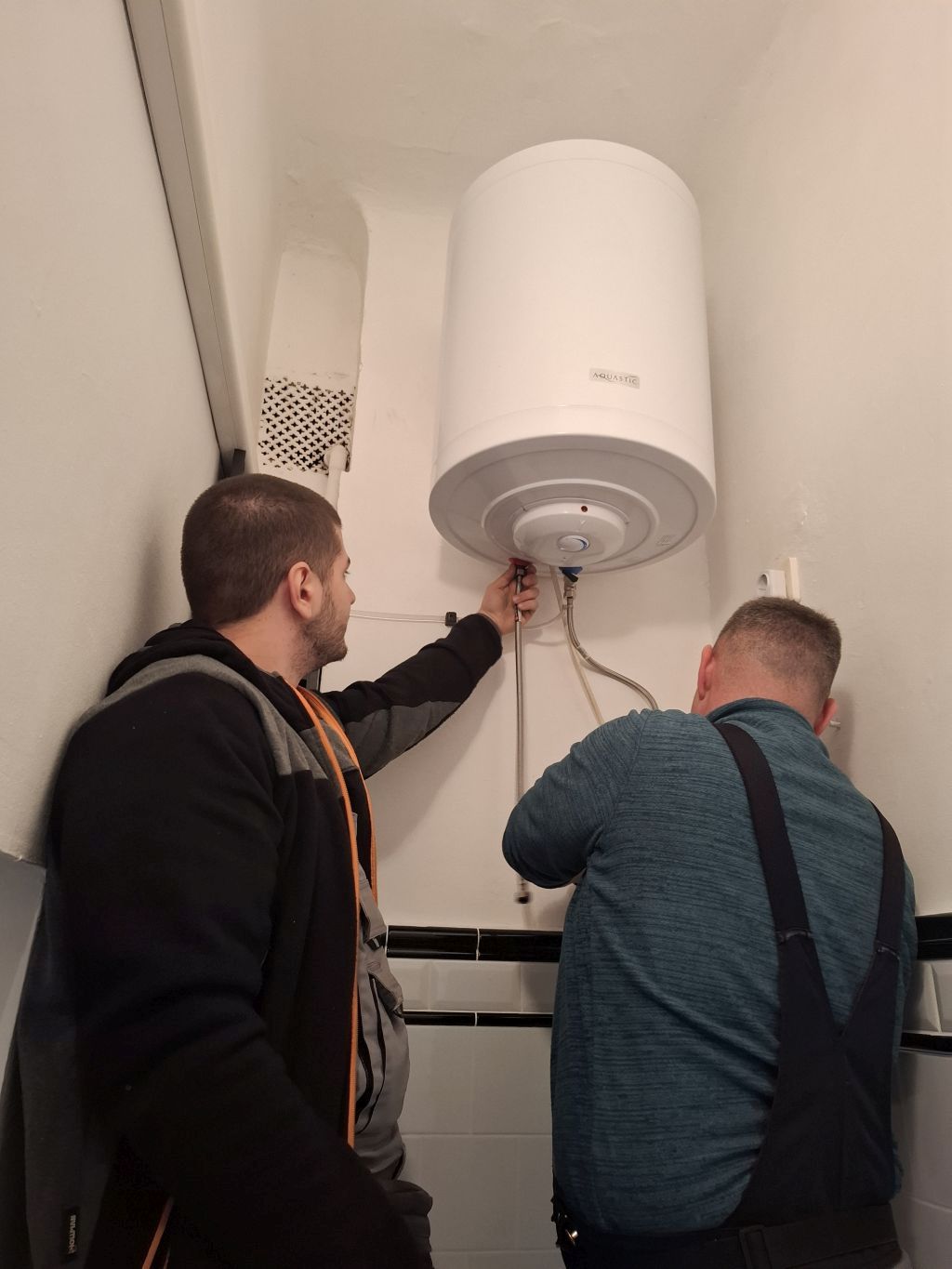 Nyári Tibor bojler szerelő munka közben egy budapesti lakásban
