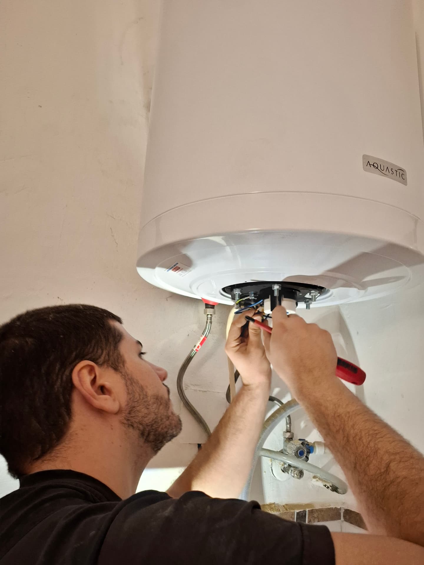 Közeli kép a bojler elektromos bekötésének ellenőrzéséről